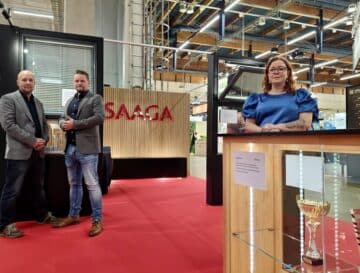 Saaga Ikkunat Finnbuild 2026 -messuilla esittelemässä Saaga Vitriiniä