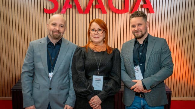 Kuvassa rinnakkain Saaga Ikkunoiden Ville Salminen, Maria Kainlauri ja Kari Koivula